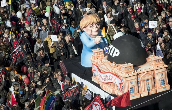 Μεγάλη διαδήλωση ενάντια στη συμφωνία ελευθέρου εμπορίου TTIP στο Βερολίνο