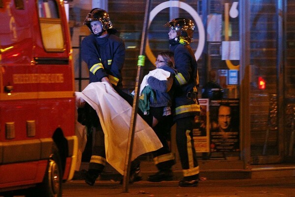Τέσσερις νεκροί, ανάμεσά τους «τρεις τρομοκράτες» στον τομέα του Stade de France