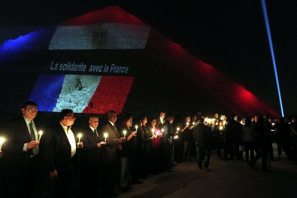 H Πυραμίδα του Χέοπα τιμά απόψε τα θύματα του Παρισιού, της Βυρητού και του ρωσικού αεροσκάφους