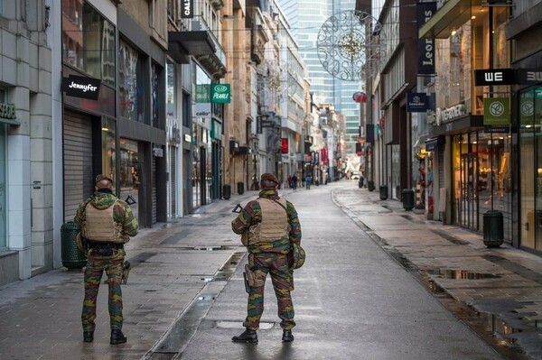 Περισσότερες δυνάμεις ασφαλείας, κλειστά μετρό, σχολεία και καταστήματα φέρνει το αύριο στις Βρυξέλλες
