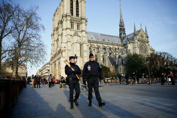 Με περισσότερες κάμερες στους δρόμους και επιπλέον προσωπικό ασφαλείας "θωρακίζεται" το Παρίσι