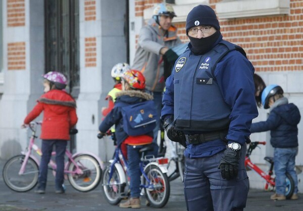 Στους δρόμους των Βρυξελλών επιστρέφουν οι κάτοικοι- Μειώθηκε το επίπεδο συναγερμού
