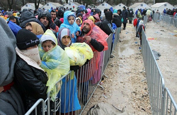 Εικόνες εξαθλίωσης στα σύνορα - Εκατοντάδες πρόσφυγες περιμένουν σε ουρές στη βροχή