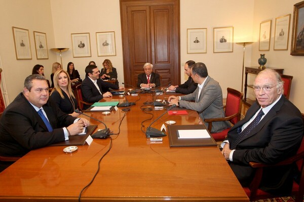 Oι πολιτικοί αρχηγοί άρχισαν τη σύσκεψη που συγκάλεσε στο Προεδρικό ο Τσίπρας