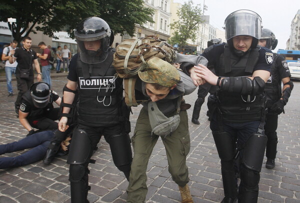 Επεισόδια με ακροδεξιούς και συλλήψεις στο Pride της Ουκρανίας