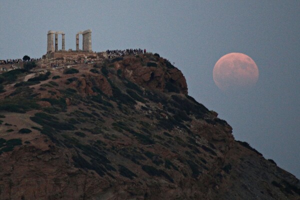15 φωτογραφίες από τη μαγική αυγουστιάτικη πανσέληνο και τη μερική έκλειψη Σελήνης