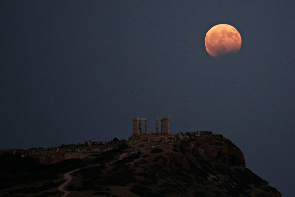 15 φωτογραφίες από τη μαγική αυγουστιάτικη πανσέληνο και τη μερική έκλειψη Σελήνης