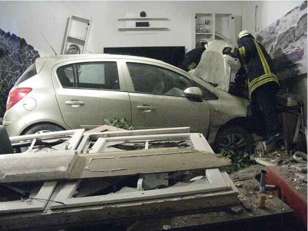 Γερμανία: Αυτοκίνητο "εισέβαλε" σε σαλόνι σπιτιού