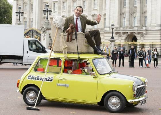 O Rowan Atkinson γιορτάζει τα 25 χρόνια του Mr. Bean στο Παλάτι του Μπάκινγκχαμ