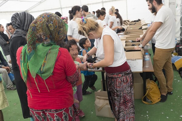 Το «Μαζί για το Παιδί» και το δίκτυο «Μέλισσα» μοίρασαν 600 ζευγάρια παπούτσια και σακίδια στα προσφυγόπουλα
