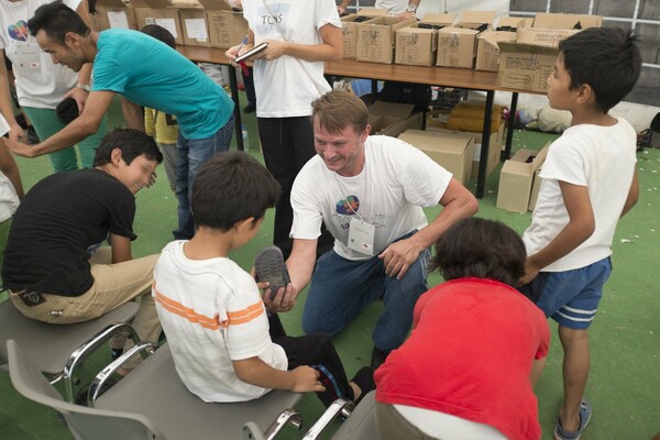 Το «Μαζί για το Παιδί» και το δίκτυο «Μέλισσα» μοίρασαν 600 ζευγάρια παπούτσια και σακίδια στα προσφυγόπουλα