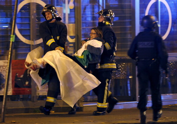 140 τα θύματα του μακελειού στο Παρίσι - Η Γαλλία σφραγίστηκε