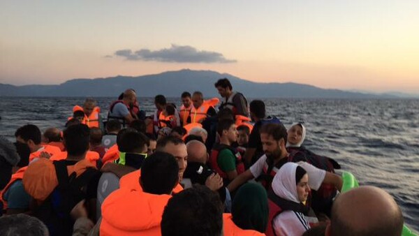 Γάλλος δημοσιογράφος ζει τον τρόμο μέσα σε βάρκα με πρόσφυγες στο ταξίδι από Τουρκία για Ελλάδα