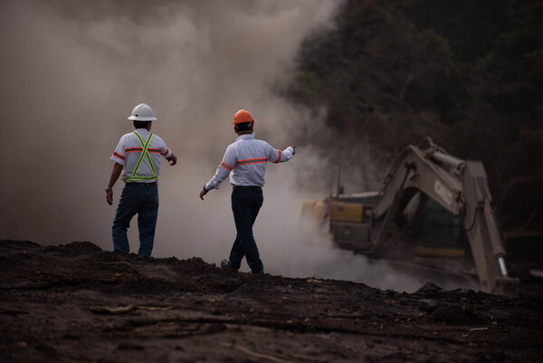 Σε κατάσταση συναγερμού ξανά η Γουατεμάλα- Τρία ενεργά ηφαίστεια εκλύουν τέφρα και λάβα