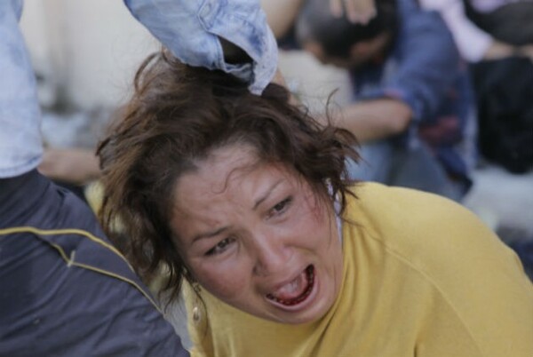 Καταγγελία της Εφημερίδας των Συντακτών: Φωτορεπόρτερ δέχτηκε μπουνιά από άνδρα των ΜΑΤ στη Μυτιλήνη