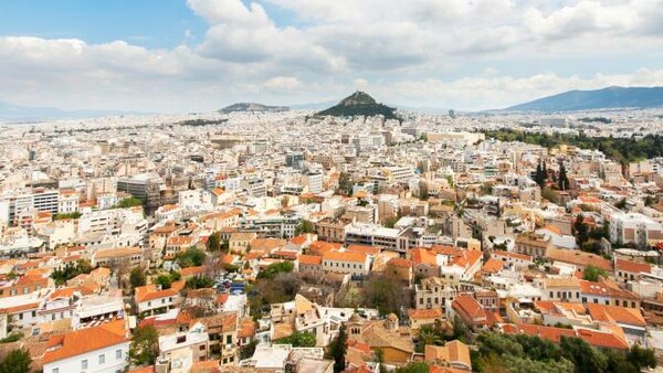 Tο Μοnocle στην Αθήνα: Άφθονοι γενειοφόροι πληρώνουν 30 ευρώ για ξύρισμα και γεμάτα μπαρ