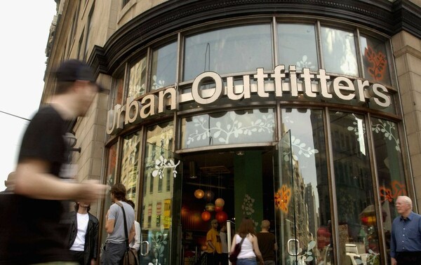 Η Urban Outfitters ζήτησε με πρωτοφανή τρόπο από εργαζομένους της να δουλέψουν δωρεάν