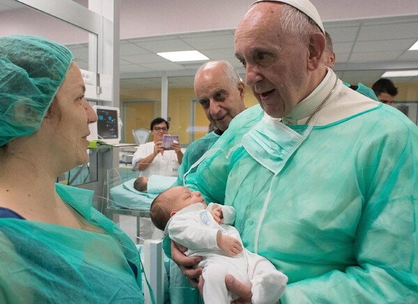 Ο Πάπας παραλλήλισε με τη ναζιστική ευγονική τις αμβλώσεις λόγω γενετικών ή ανατομικών ανωμαλιών