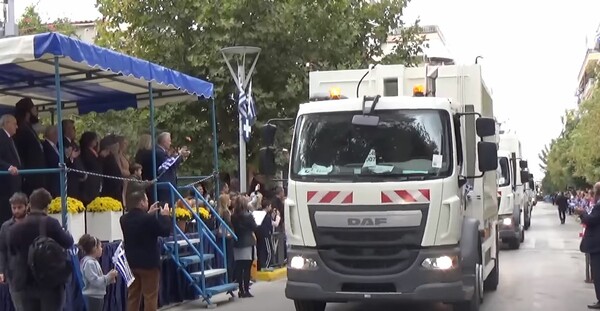 Τραγέλαφος στη Θεσσαλονίκη - Παρέλασαν θριαμβευτικά και τα καινούργια απορριματοφόρα!