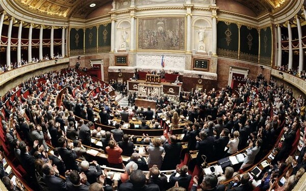 To γαλλικό κοινοβούλιο υπερψήφισε, όπως αναμενόταν, τη συνέχιση των βομβαρδισμών στη Συρία