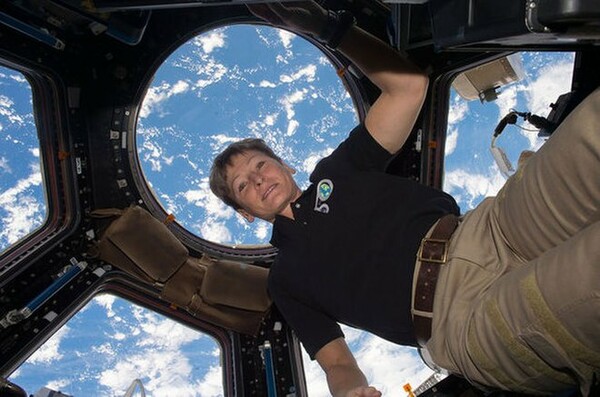 Η Πέγκι Γουίτσον έμεινε στο διάστημα περισσότερο από κάθε άλλο Αμερικανό αστροναύτη και γυναίκα στον κόσμο