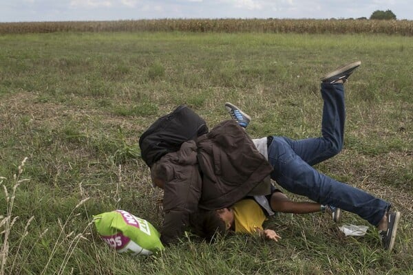 Το Reuters φωτογράφισε τις εικόνες της ντροπής με την εικονολήπτρια που εξόργισε όλο τον πλανήτη
