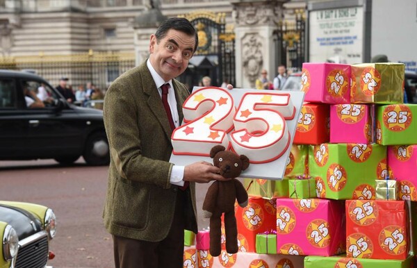 O Rowan Atkinson γιορτάζει τα 25 χρόνια του Mr. Bean στο Παλάτι του Μπάκινγκχαμ