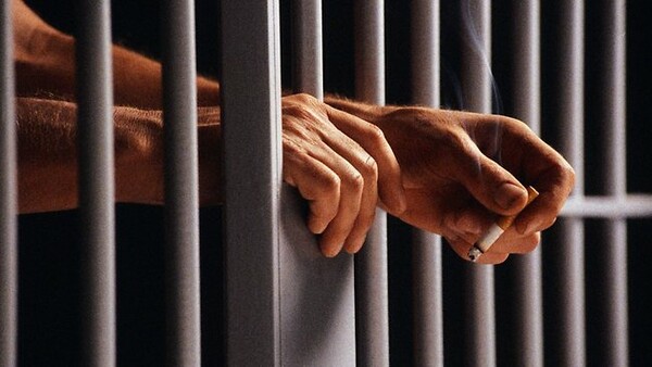 Αντικαπνιστής κρατούμενος πήγε στα δικαστήρια επειδή τον έβαλαν σε κελί με καπνιστές