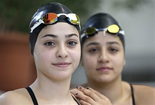 Οι δύο αδελφές από τη Συρία που κολύμπησαν 3 ώρες σέρνοντας μια βάρκα γεμάτη ανθρώπους μέχρι τη Λέσβο