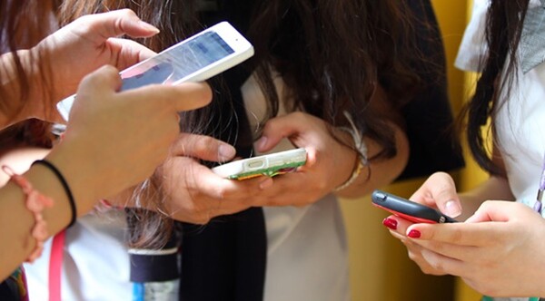 Ο Γαβρόγλου απαγορεύει τα κινητά στα σχολεία - Φωτογραφίες μόνο με άδεια κηδεμόνα