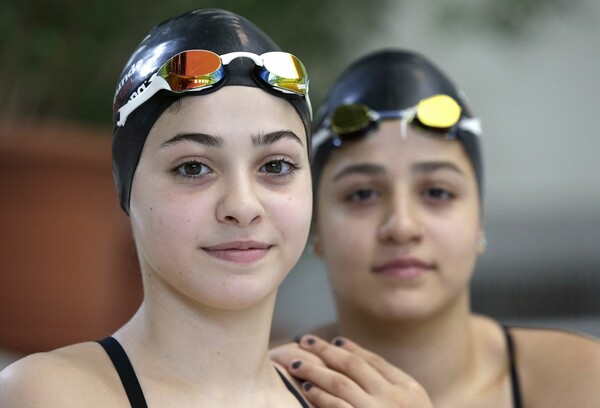 Οι δύο αδελφές από τη Συρία που κολύμπησαν 3 ώρες σέρνοντας μια βάρκα γεμάτη ανθρώπους μέχρι τη Λέσβο