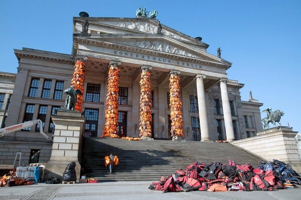 O Ai Weiwei ντύνει με 14.000 σωσίβια προσφύγων το επιβλητικό Κοντσέρτχαους του Βερολίνου