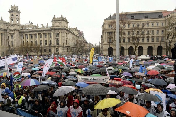 Χιλιάδες Ούγγροι εκπαιδευτικοί διαδήλωσαν ενάντια στις εκπαιδευτικές μεταρρυθμίσεις