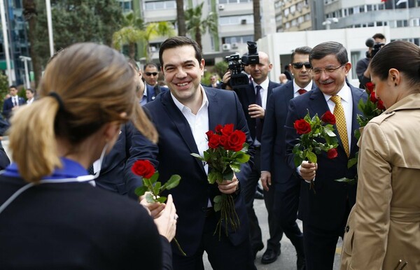 Ο Τσίπρας και ο Νταβούτογλου μοίρασαν κόκκινα τριαντάφυλλα σε γυναίκες δημοσιογράφους (φωτό + video)