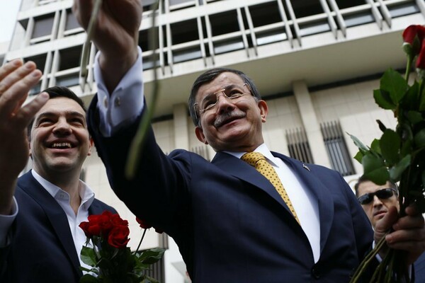 Ο Τσίπρας και ο Νταβούτογλου μοίρασαν κόκκινα τριαντάφυλλα σε γυναίκες δημοσιογράφους (φωτό + video)
