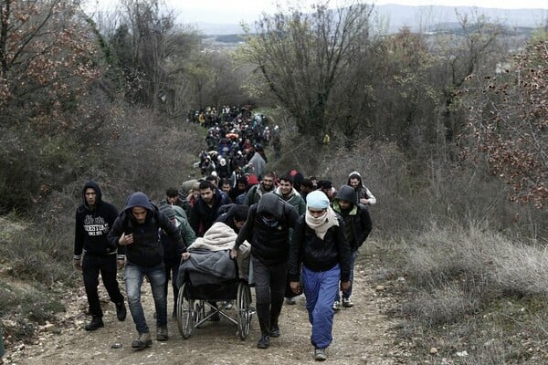 Οι αδημοσίευτες φωτογραφίες που τράβηξε ο φωτορεπόρτερ Γ. Κολεσίδης πριν συλληφθεί στην Ειδομένη