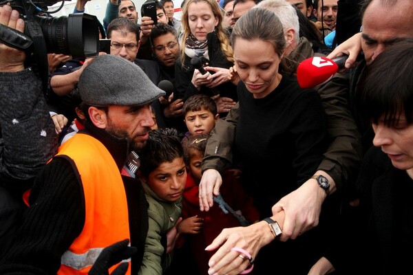 Πανδαιμόνιο για την Τζολί στον Πειραιά - Αγκαλιές και selfies με τους πρόσφυγες