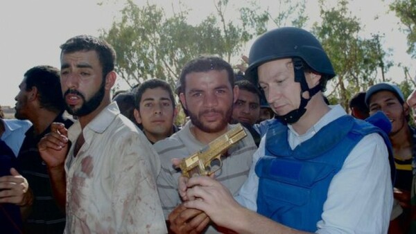 Συγκλονιστικό νέο βίντεο με την σύλληψη του Καντάφι στο BBC, και η αναζήτηση του χρυσού πιστολιού του.