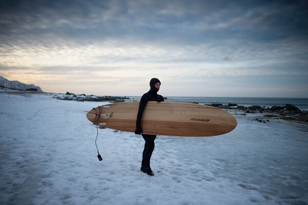Χειμωνιάτικο surfing κάτω από το Βόρειο Σέλας