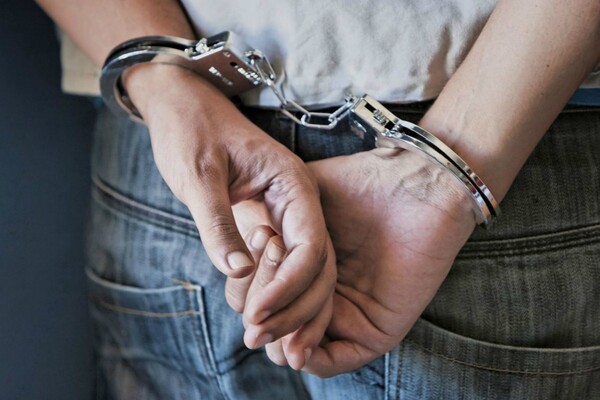 Συνελήφθη 45χρονος που κατηγορείται για βιασμό ανήλικης και άλλα αδικήματα