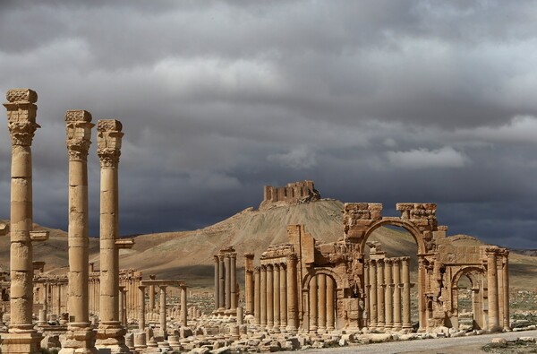 Τι γνωρίζουμε στην πραγματικότητα για τον ρόλο του Ισλαμικού Κράτους στο παράνομο εμπόριο αρχαιοτήτων;
