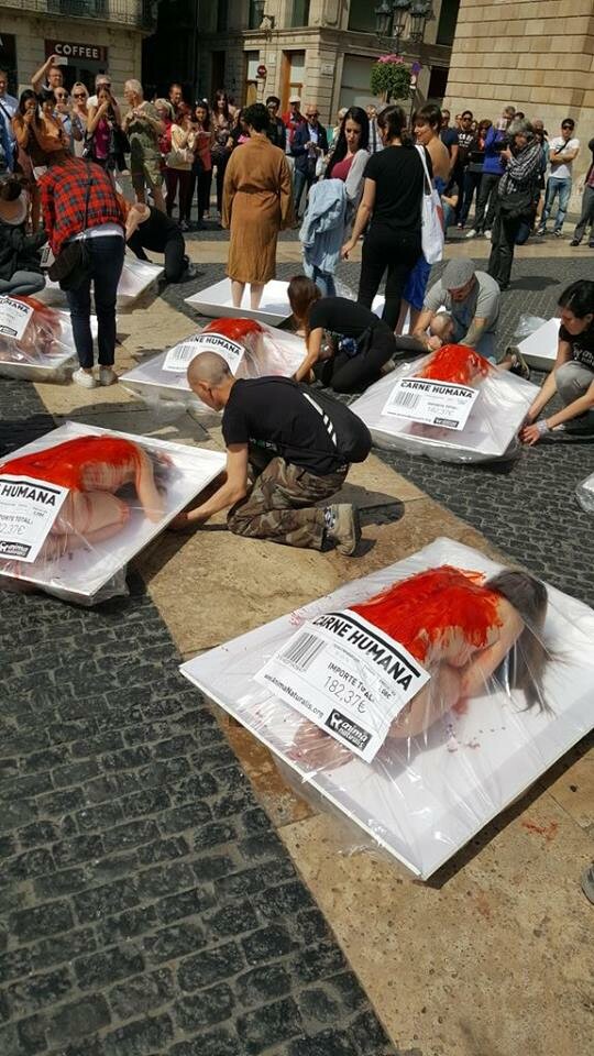 Βαρκελώνη: Γυμνοί ακτιβιστές διαδηλώνουν αναπαριστώντας συσκευασίες κρεάτος