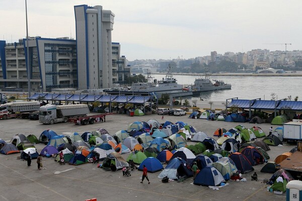 4.730 οι πρόσφυγες στο λιμάνι του Πειραιά - Πριν το Πάσχα θα έχουν φύγει όλοι είπε ο Βίτσας