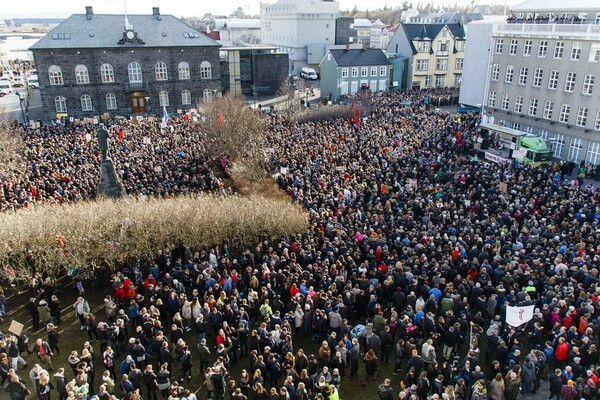 Χιλιάδες Ισλανδοί διαδήλωσαν ζητώντας την παραίτηση του πρωθυπουργού για το σκάνδαλο Panama Papers