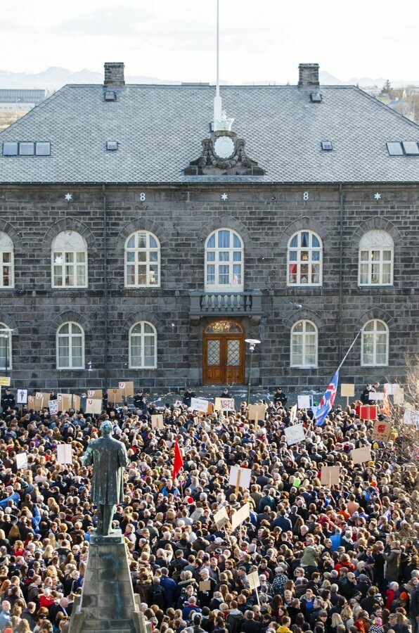 Χιλιάδες Ισλανδοί διαδήλωσαν ζητώντας την παραίτηση του πρωθυπουργού για το σκάνδαλο Panama Papers