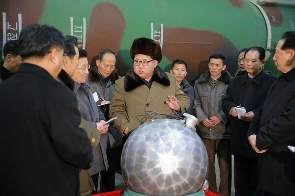Ο Κιμ Γιονγκ Ουν σε επιτυχή δοκιμή προωθητικής μηχανής για βαλλιστικούς πυραύλους