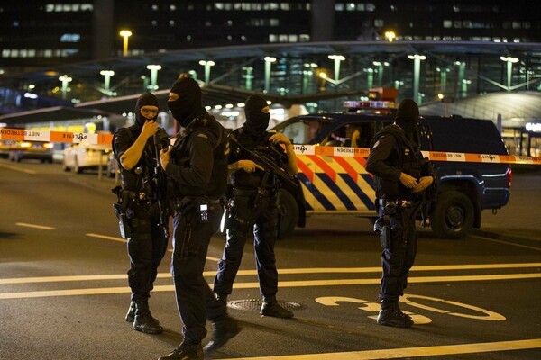 Μεθυσμένος άστεγος που δήλωνε "τρομοκράτης" πίσω από την εκκένωση του αεροδρομίου στο Άμστερνταμ
