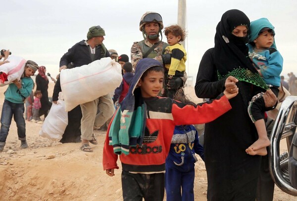 Συρία: Δεκάδες χιλιάδες άμαχοι εγκλωβισμένοι στα σύνορα λόγω προώθησης τζιχαντιστών προς Αζάζ και Μαρέα