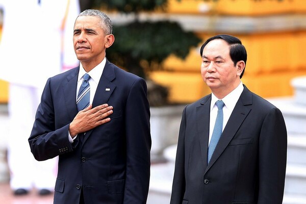 Ιστορική επίσκεψη Ομπάμα στο Βιετνάμ: Η άρση του εμπάργκο και το γεύμα με τον διάσημο Αντονι Μπουρντέν