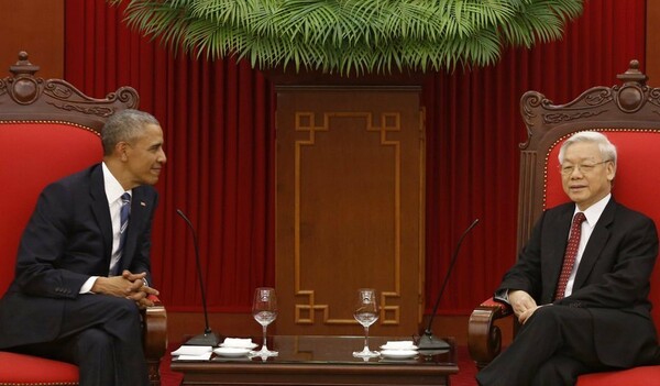 Ιστορική επίσκεψη Ομπάμα στο Βιετνάμ: Η άρση του εμπάργκο και το γεύμα με τον διάσημο Αντονι Μπουρντέν